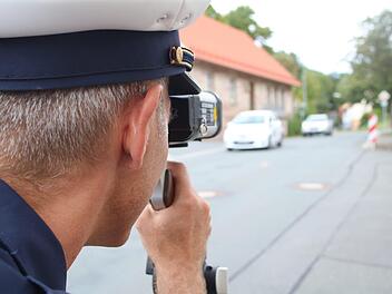 Polizeihauptmeister und Verkehrserzieher  Ralf Maisel von der Polizeiinspektion Stadtsteinach hat am Freitagnachmittag am Rathaus in Fölschnitz den  aus See kommenden Verkehr  ins Visier genommen. Foto: Jürgen Gärtner