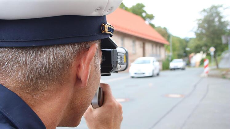 Polizeihauptmeister und Verkehrserzieher  Ralf Maisel von der Polizeiinspektion Stadtsteinach hat am Freitagnachmittag am Rathaus in Fölschnitz den  aus See kommenden Verkehr  ins Visier genommen. Foto: Jürgen Gärtner