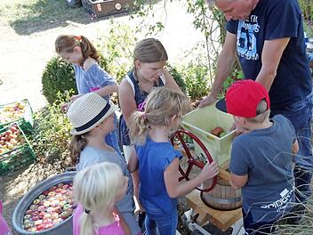In der Saftpresse des Obst- und Gartenbauvereins durften die Kinder ihren Apfelsaft selber herstellen.  Foto: Mathias Erlwein
