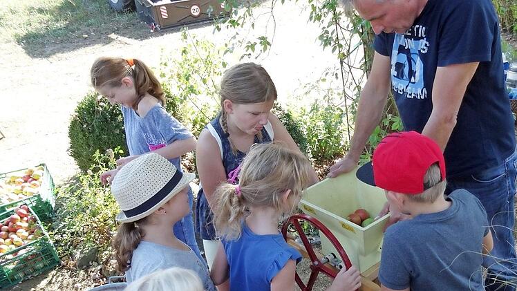 In der Saftpresse des Obst- und Gartenbauvereins durften die Kinder ihren Apfelsaft selber herstellen.  Foto: Mathias Erlwein