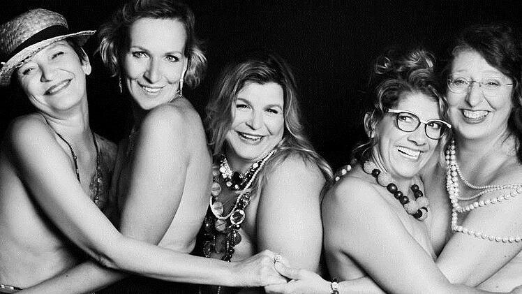 Das Projekt "schön & stark - Frauen mit Krebs" der Fotografin Franziska Günther soll Frauen, die durch die Diagnose Brustkrebs am Boden zerstört sind, ein Stück Weiblichkeit zurückgeben. Mit dabei ist die Kulmbacherin Silke Kreß (Zweite von links), die sich als Mutmacherin im Verein Pink Ribbon Deutschland engagiert. Foto: Franziska Günther Fotografie