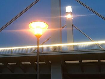 Erstmals leuchtet die Brücke in diesem Winter wie bereits 2006 geplant. Die Wege- und Akzentbeleuchtung an den Geländern kostete 136 000 Euro.  Fotos: Michael Wehner