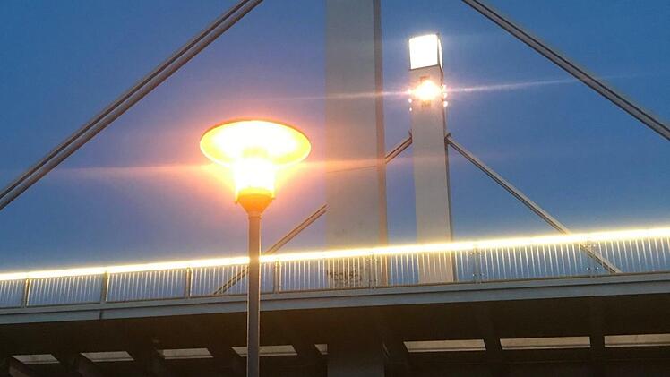Erstmals leuchtet die Brücke in diesem Winter wie bereits 2006 geplant. Die Wege- und Akzentbeleuchtung an den Geländern kostete 136 000 Euro.  Fotos: Michael Wehner