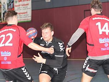 Der Eberner Jakob Groh (Mitte) setzt sich im Heimspiel gegen die SG Bamberg/Hallstadt gegen zwei Gästespieler durch. Foto: Wolfgang Dietz