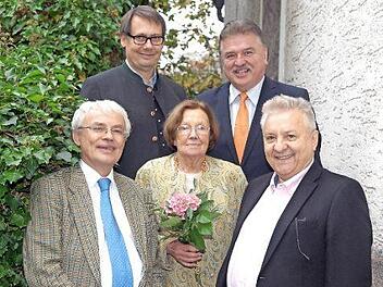 Jubilarin Pia Simon mit ihren beiden Söhnen Wolfgang (links) und Horst (rechts) sowie Landrat Klaus Peter Söllner (hinten, rechts) und Bürgermeister Roland Wolfrum Foto: Klaus Rössner