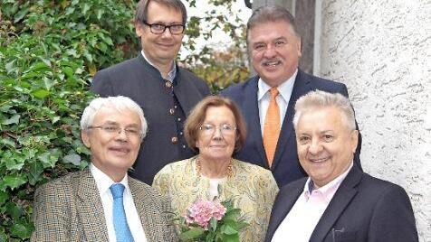 Jubilarin Pia Simon mit ihren beiden Söhnen Wolfgang (links) und Horst (rechts) sowie Landrat Klaus Peter Söllner (hinten, rechts) und Bürgermeister Roland Wolfrum Foto: Klaus Rössner