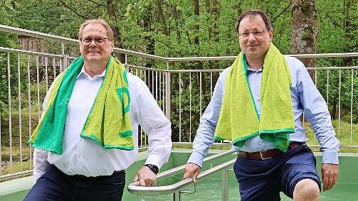 Gemeinsam mit Martin Schöffel (rechts) erfrischte sich Bürgermeister Norbert Groß im Kneippbecken.