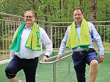 Gemeinsam mit Martin Schöffel (rechts) erfrischte sich Bürgermeister Norbert Groß im Kneippbecken.