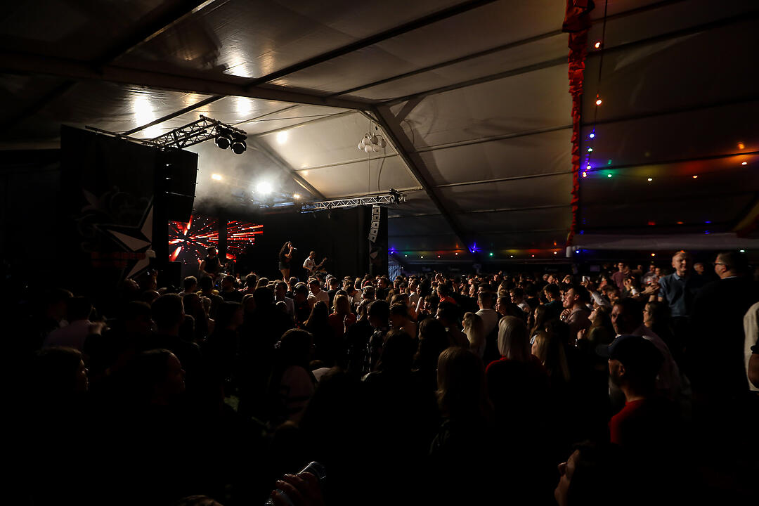Beste Stimmung beim traditionsreichen Zeltweinfest an der Mainschleife!