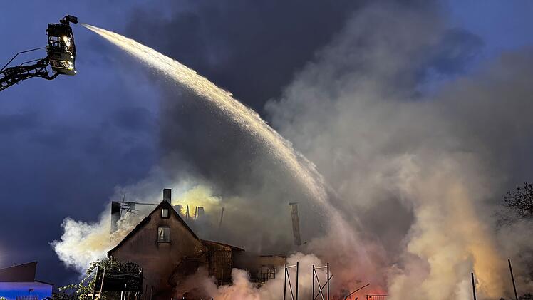 Gewaltiger Gro&szlig;brand im N&uuml;rnberger Land - 78-J&auml;hriger verletzt