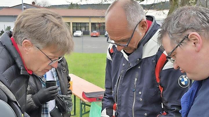 Die Biker nutzen jede Gelegenheit, sich untereinander und mit den T&Uuml;V-Experten auszutauschen.