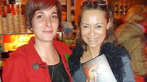 Annette Rebhan schwänzte das Rathauskonzert in Neustadt und saß mit Julia Zenglein in "Rubinrot". Danach ließ sie sich - "für mein Patenkind" - einen Roman zum Film signieren. Foto: Berthold Köhler