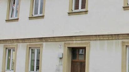 Das frühere Kaplanshaus in Klein Nürnberg: Nur noch Pflanzen auf den Fensterbrettern erinnern an die Nutzung durch die Caritas. Angedacht ist eine neue Unterkunft für Asylbewerber. Fotos: Ralf Kestel