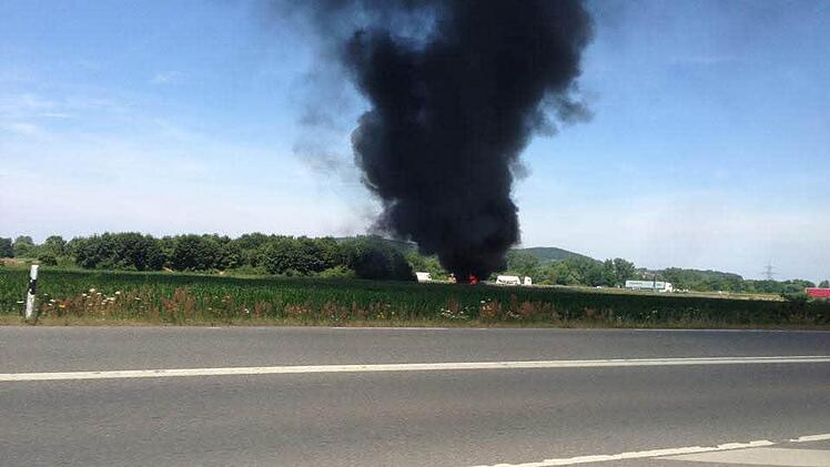 Auf der A70 brennt am Dienstagmittag ein Bus. Foto: Nadine Kastner per Facebook