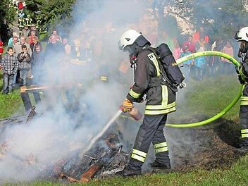 Das Publikum war beeindruckt: Bei der Feuerwehrübung zeigte die Sonnefelder Wehr, was mit neuer Löschtechnik alles möglich ist. Fotos: Klaus Oelzner