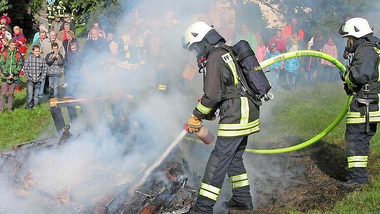 Das Publikum war beeindruckt: Bei der Feuerwehrübung zeigte die Sonnefelder Wehr, was mit neuer Löschtechnik alles möglich ist. Fotos: Klaus Oelzner