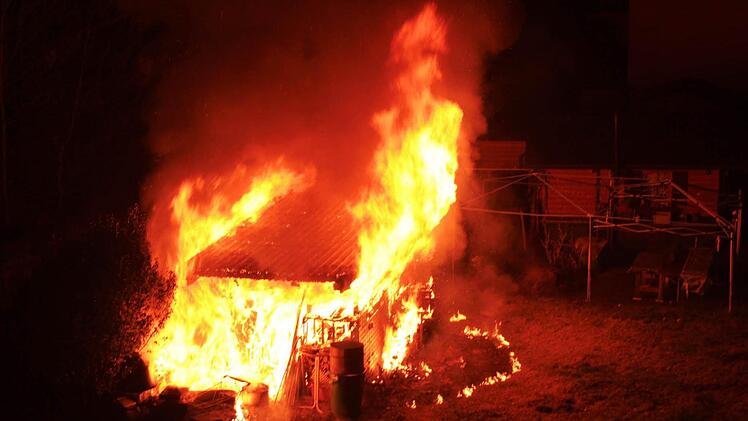 In der Nacht zum Sonntag hat in der Gundelsheimer Straße in Bamberg ein Carport gebrannt. Die Kriminalpolizei schätzt den Schaden auf 4000 Euro. Foto: Ferdinand Merzbach