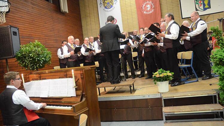 Stephan Schmidt begleitete den Männerchor (Leitung Markus Häßler) am Klavier. Schmidt wurde zur Verleihung des silbernen Leistungsabzeichens des NBMB gratuliert.  Foto: Karl-Heinz Hofmann
