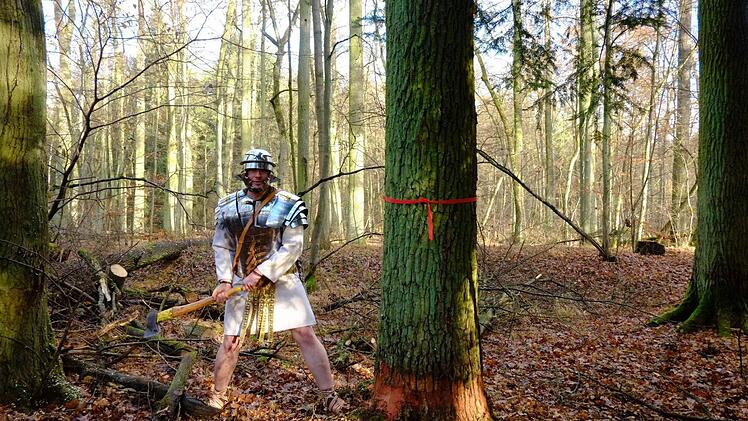 Thomas Albert demonstriert, wie die Römer an die Sache herangegangen wären. Foto: Nikolas Pelke