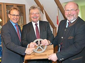 Wechsel im Vorsitz des Abwasserverbandes Kronach-Süd (v. l.): Bernd Rebhan (neuer Verbandschef), Herbert Schneider (bisheriger Verbandsvorsitzender), Egon Herrmann (Vize-Verbandschef) Foto: K.- H. Hofmann