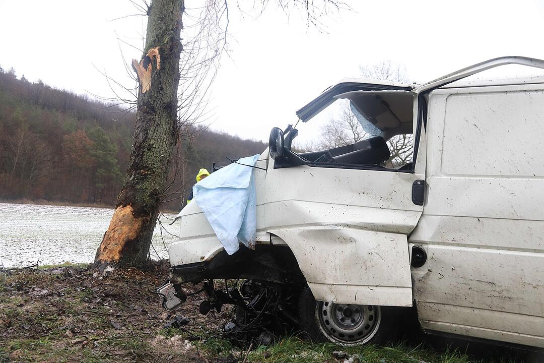 Kleintransporter kracht gegen Baum: Mann stirbt bei Unfall in Mittelfranken