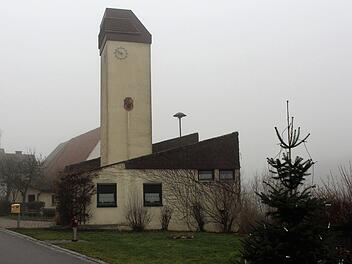 Richtung Kriegerdenkmal (rechts hinter dem Christbaum) soll der Anbau an das bestehende Gerätehaus angehängt werden. Nach hinten fällt das Gelände stark ab, so dass sich eine Unterkellerung anbietet.Evi Seeger