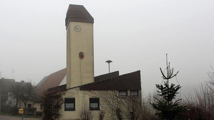 Richtung Kriegerdenkmal (rechts hinter dem Christbaum) soll der Anbau an das bestehende Gerätehaus angehängt werden. Nach hinten fällt das Gelände stark ab, so dass sich eine Unterkellerung anbietet.Evi Seeger