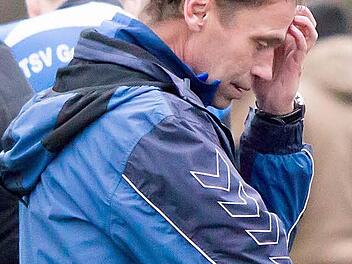 Sinnbildliche Pose von Wolfgang Ihle: Dem Trainer des SSV Ober-/Unterlangenstadt sind die Leistungsschwankungen seiner Mannschaft des öfteren ein Rätsel.  Foto: Albert Hochstädter, Archiv