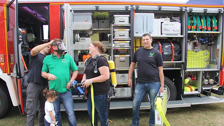 Die Ausr&uuml;stung der feuerwehr steie&szlig; beim Weidh&auml;user Familientag auf gro&szlig;es INteresse.Alexandra Kemnitzer