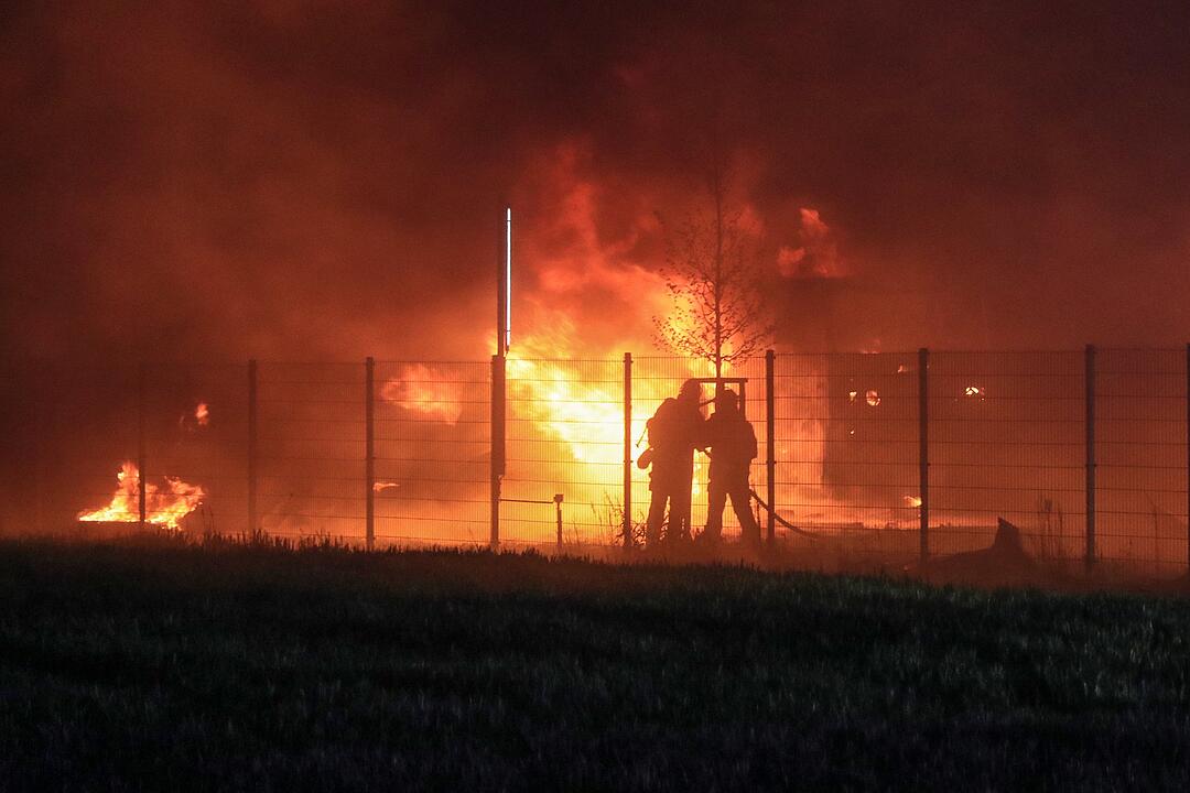 Feuer-Inferno in der Nacht: Brand auf Firmengelände im Kreis Bamberg
