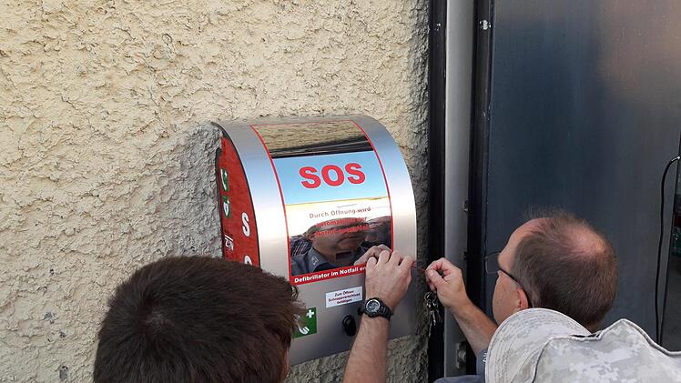 nbetriebnahme des externen Defibrillators in Seubrigshausen.Marco Hornung