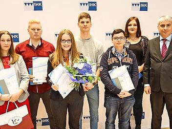 Die Prüfungsbesten der IHK-Berufsausbildung in Forchheim mit IHK-Vizepräsident Michael Waasner (rechts) Foto: Thorsten Ochs
