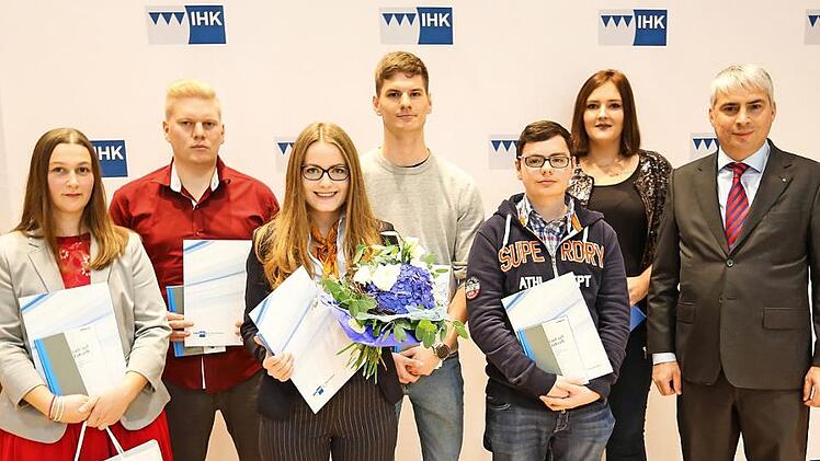 Die Prüfungsbesten der IHK-Berufsausbildung in Forchheim mit IHK-Vizepräsident Michael Waasner (rechts) Foto: Thorsten Ochs