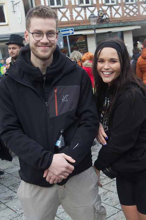 Bunter Zug durch die Straßen mit Finale am Marktplatz