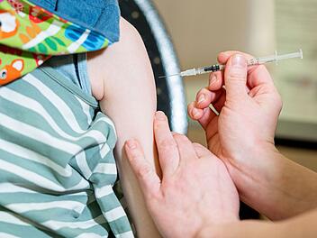 Kitzingen: Gesundheitsamt startet jährliche Impfbuch-Einsicht in Schulen - "Bewusstsein stärken"