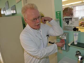 Mikrobiologe Hartmut Erichsen desinfiziert sich die Hände.  Foto: Ronald Rinklef