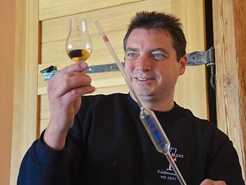 Johannes Haas bei der Prüfung des Whisky-Destillates Foto: Wilfried Roppelt