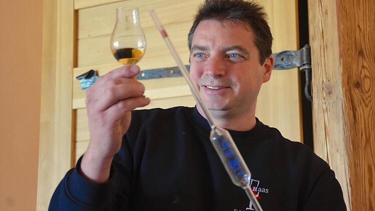 Johannes Haas bei der Prüfung des Whisky-Destillates Foto: Wilfried Roppelt