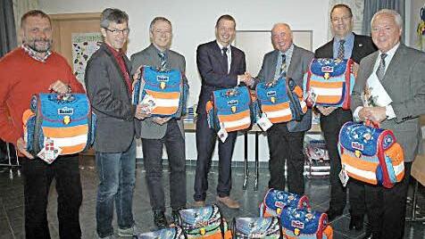 Übergabe der Schulranzen mit (von links) Heribert Träger, Norbert Hartz, Peter Schubert, Marks Söller, Richard Reich, Coburgs Drittem Bürgermeister Thomas Nowak und Lichtenfels' stellvertretendem Landrat Helmut Fischer  Foto: Edwin Meißinger