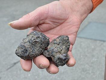 Diese Brocken fand Ulrich Eckardt auf seinem Acker.Foto: Rainer Lutz