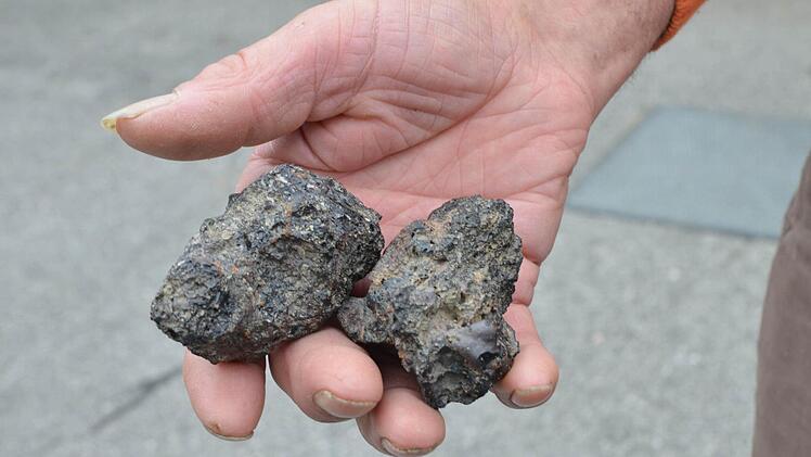 Diese Brocken fand Ulrich Eckardt auf seinem Acker.Foto: Rainer Lutz