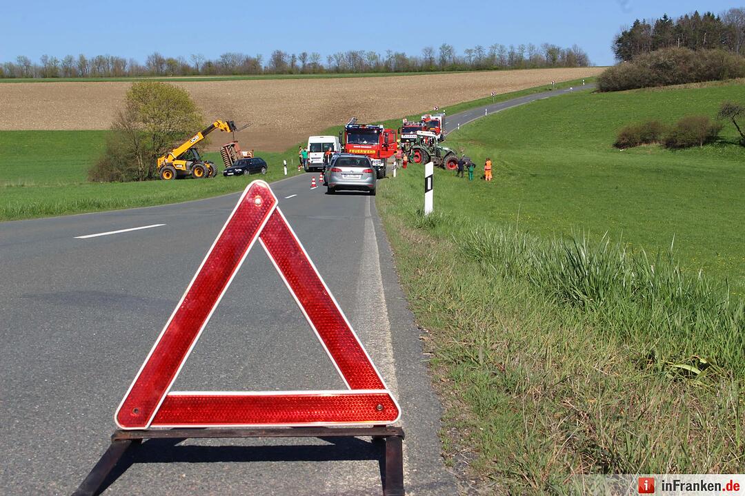 Traktor überschlägt sich bei Lankendorf - Fahrer schwer verletzt