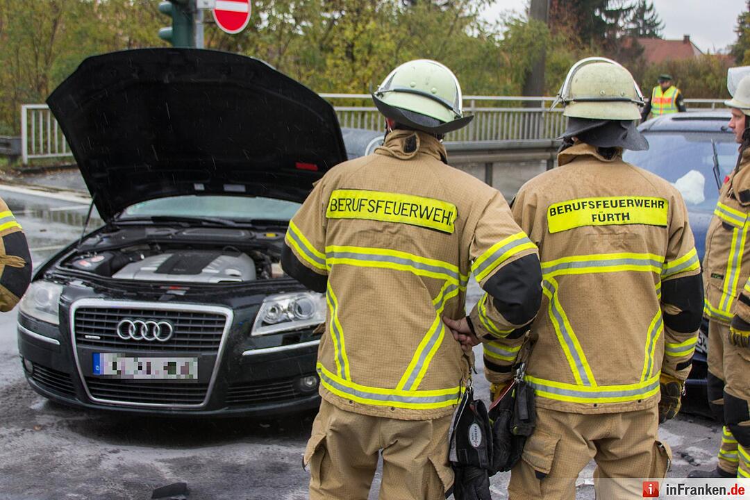 Kollision nach mutmaßlichem Rotlichtverstoß – Eine Person schwer verletzt