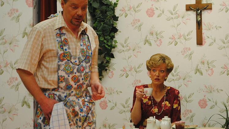 Bauer Stefan (Frank Rüttiger) findet sich plötzlich in der Rolle des Hausmannes wieder und muss Sommerfrischlerin Klara (Susanne Ankebrand ) anstelle seiner Frau bewirten.  Foto: Evelyn Schneider