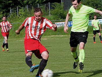 Das entscheidende zweite Tor für die Stettfelder: Der Neuschleichacher Johannes Barthelme kommt im Strafraum einen Schritt zu spät, SC-Torjäger Dominik Lang (links) lässt sich diese Chance nicht nehmen zieht zum 2:1-Endstand für seine Mannschaft ab.