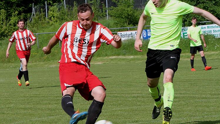 Das entscheidende zweite Tor für die Stettfelder: Der Neuschleichacher Johannes Barthelme kommt im Strafraum einen Schritt zu spät, SC-Torjäger Dominik Lang (links) lässt sich diese Chance nicht nehmen zieht zum 2:1-Endstand für seine Mannschaft ab.