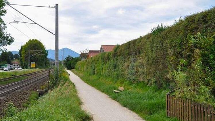 So kann eine Lärmschutzwand (rechts im Bild) auch aussehen: wie ein Stück Natur. Diesem Beispiel will die Stadt Lichtenfels im neuen Baugebiet in Reundorf folgen.  Stadt Lichtenfels