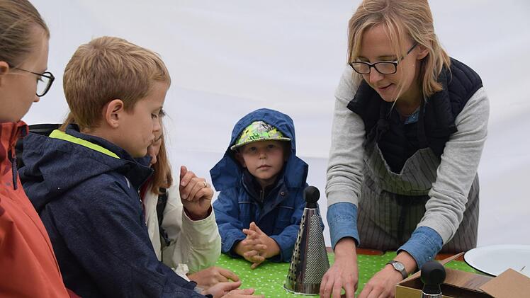 Die ehemalige Museumsmitarbeiterin Anne Kraft stellte mit Kindern wohlduftende Natur-Seifen her. Foto: Franziska Sauer