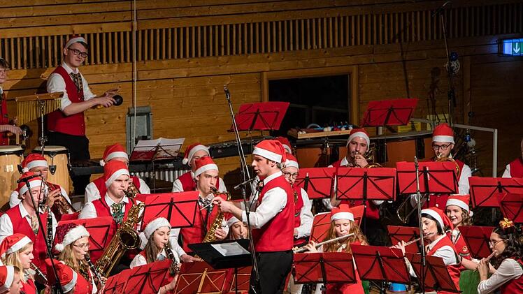 Das Jugendorchester Rödental begeisterte zahlreiche Zuhörer beim gemeinsamen Weihnachtskonzert mit dem Musikverein in der Franz-Goebel-Halle.Vincent Kaibarta