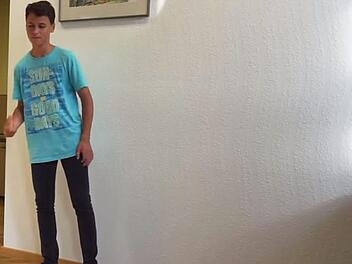 Der 15-J&auml;hrige aus Bamberg schnippste 334 Mal in der Minute und stelllte damit einen neuen Weltrekord auf. Screenshot: YouTube/Guinness World Records